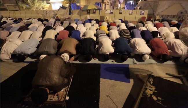 بالصور/ آلاف المعتصمين يؤدون صلاة العشائين بساحة اعتصام الدراز