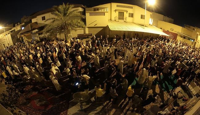 بالصور.. حضور حاشد بمحيط منزل آية الله قاسم عشية موعد المحاكمة