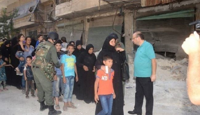 خروج عشرات المدنيين من حلب ومسلحون يسلمون أنفسهم