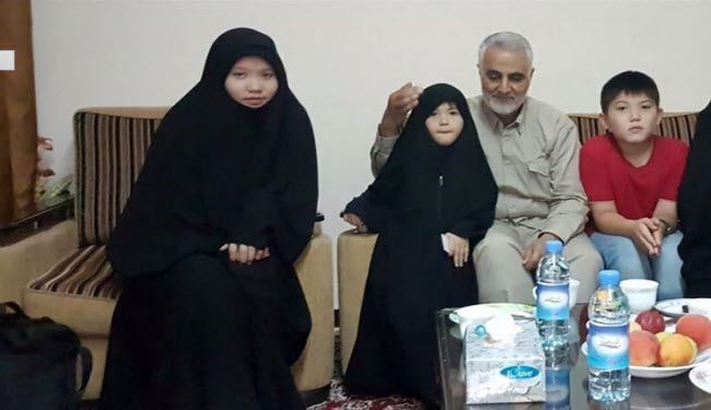 بالصور..اللواء سليماني يزور عائلة احد شهداء فيلق فاطميون
