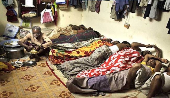 السعودية تجوّع عمال فلبينيين.. لحد البحث عن الطعام في النفايات!