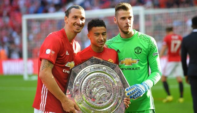 إبراهيموفيتش يهدي مورينيو لقبه الأول مع مانشستر يونايتد