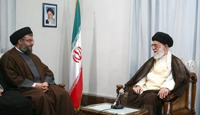صورة تنشر لأول مرة.. قائد الثورة يهدي نسخة من القرأن الكريم للسيد نصرالله