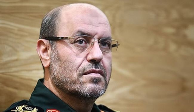 وزير الدفاع الايراني يستعرض انجازات دفاعية جديدة ويعاتب الروس