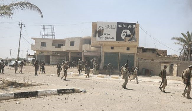 بالصور.. نفط خام بشوارع القيارة
