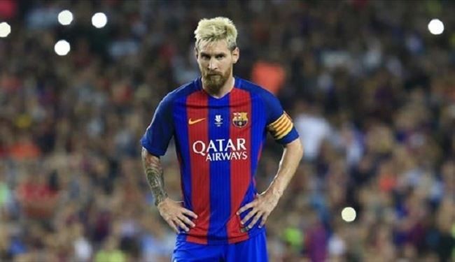 بالصورة.. ميسي يوقع على قميص 