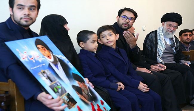 القائد خامنئي: أسر الشهداء هم رمز الثورة الإسلامية