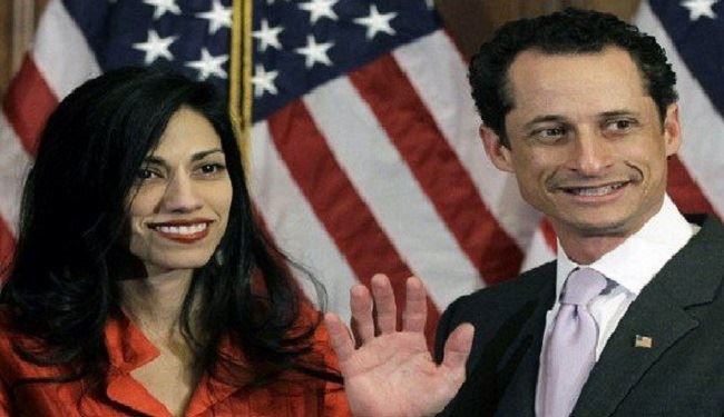 فضيحة أخلاقية تطلق مساعدة كلينتون من زوجها