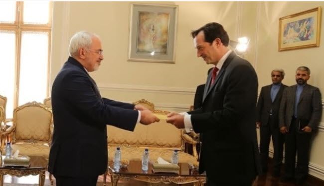 بالصور؛ ظريف يتسلم نسخة من اوراق اعتماد سفير بريطانيا الجديد