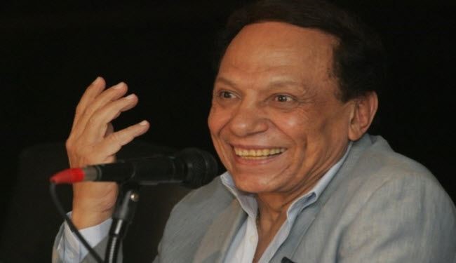 شاهد.. عادل إمام ينشر صورة له مع جميع أحفاده
