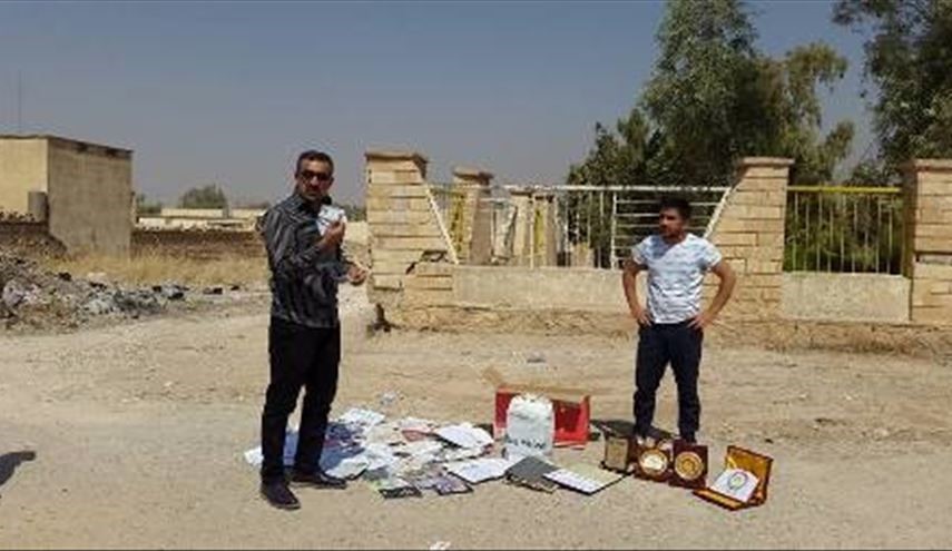 اعتراض نویسنده به وضع فرهنگی با سوزاندن کتاب+ تصاویر