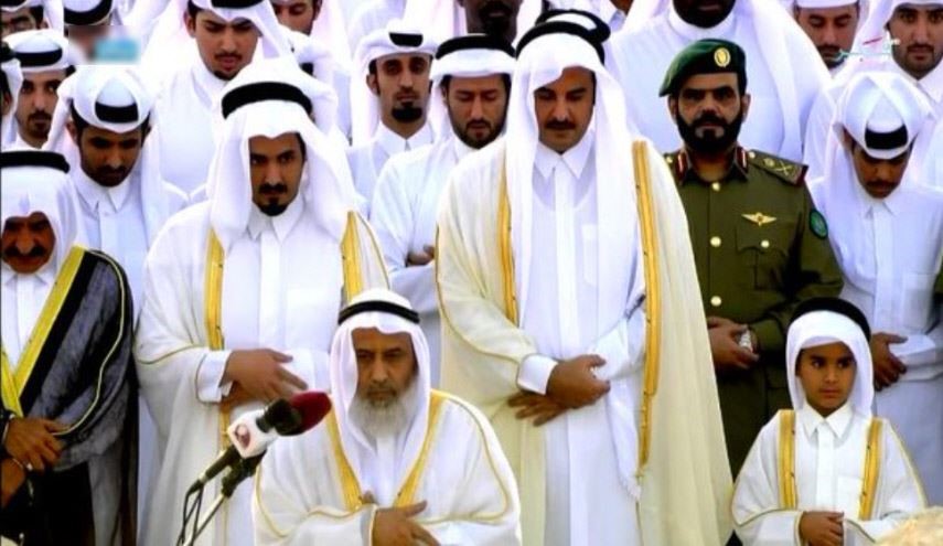 هل صلى أمير قطر العيد قبل يوم من تاريخ الأضحى؟!