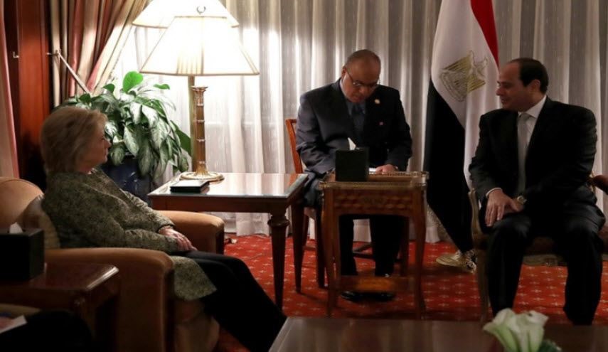 حرس السيسي يشتبك مع الطاقم الصحفي لكلينتون