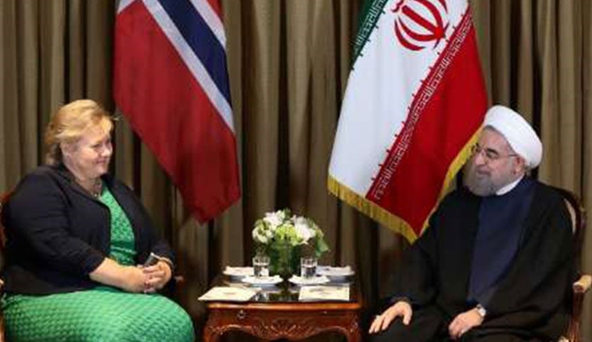 روحاني: الحوار هو السبيل الوحيد لانهاء المشاکل الاقلیمیة