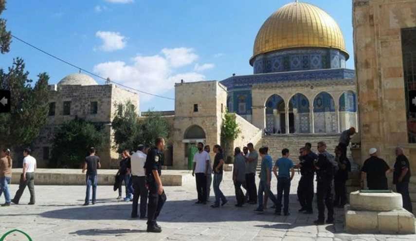 مستوطنون يقتحمون باحات الاقصى تحت حماية الاحتلال