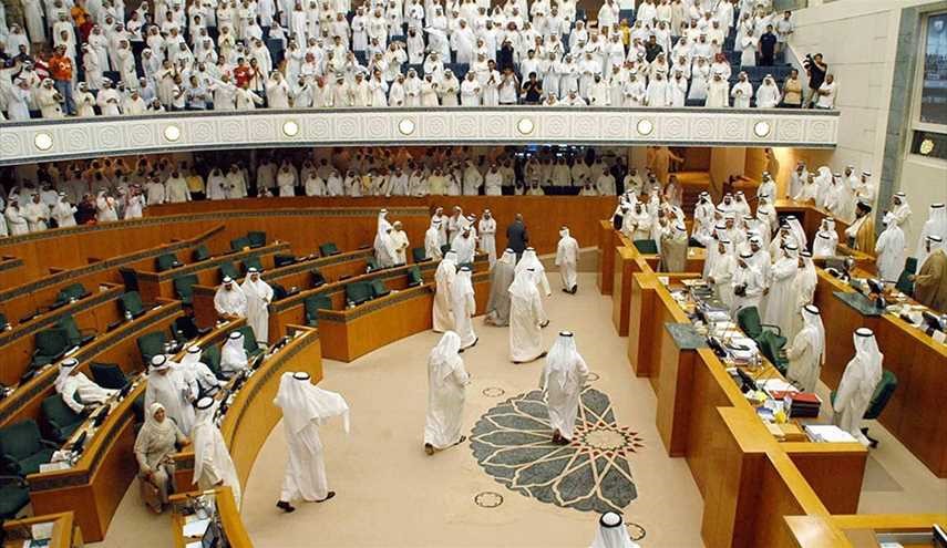 أمير الكويت يعتمد مرسوما بحل مجلس الأمة