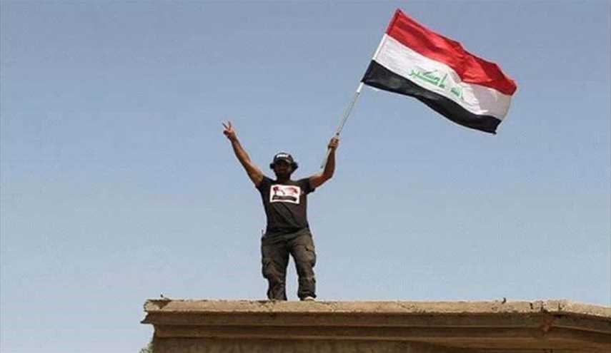 رفع العلم العراقي فوق مبنى قائممقامية الحمدانية شرق الموصل