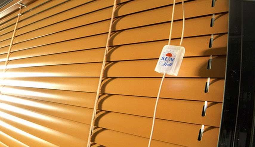 شاهد.. لقطات طريفة للص يخفي ستارة معدنية طولها 2 متر في 