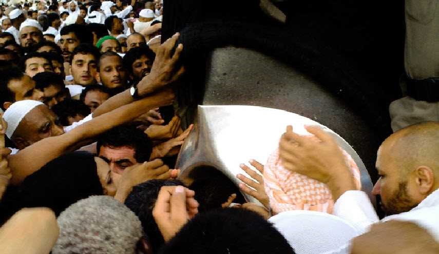 السعودية تناقش السماح بتقبيل النساء لـ
