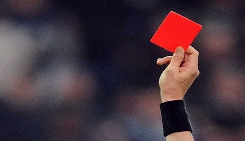 بالصورة... لاعب يقتل حكما أشهر له بطاقة حمراء!