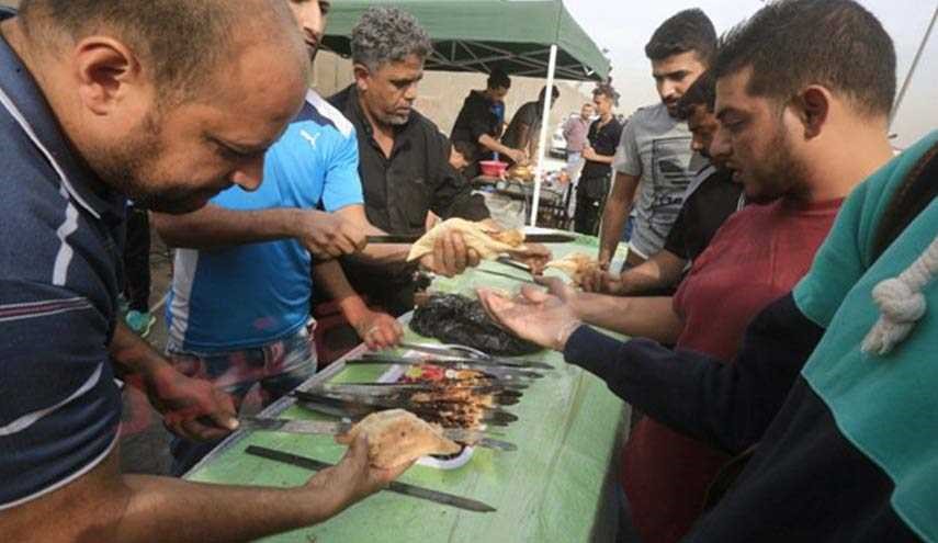 بالصور .. تكافل ودروس للإنسانية على طول الطريق الى كربلاء