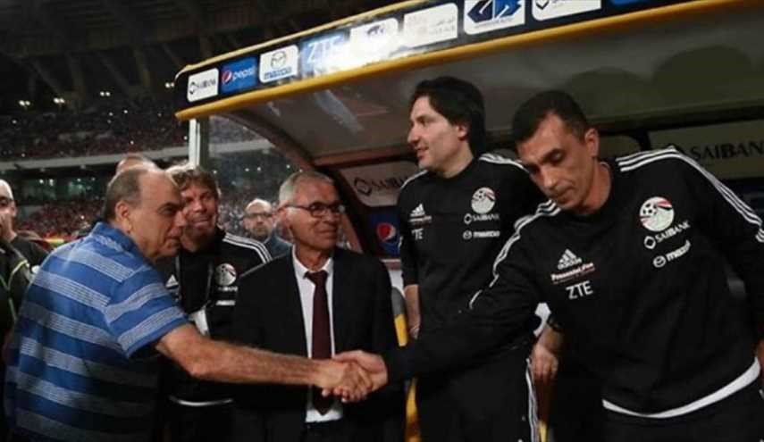 صور.. لماذا صافح المصريون المدرب الإسرائيلي دون النظر في وجهه؟!