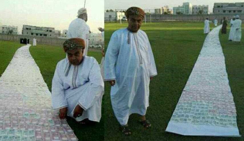 شاهد.. عروس عمانية تسير على ممر من عملات ورقية بـ 10 ملايين ريـال!