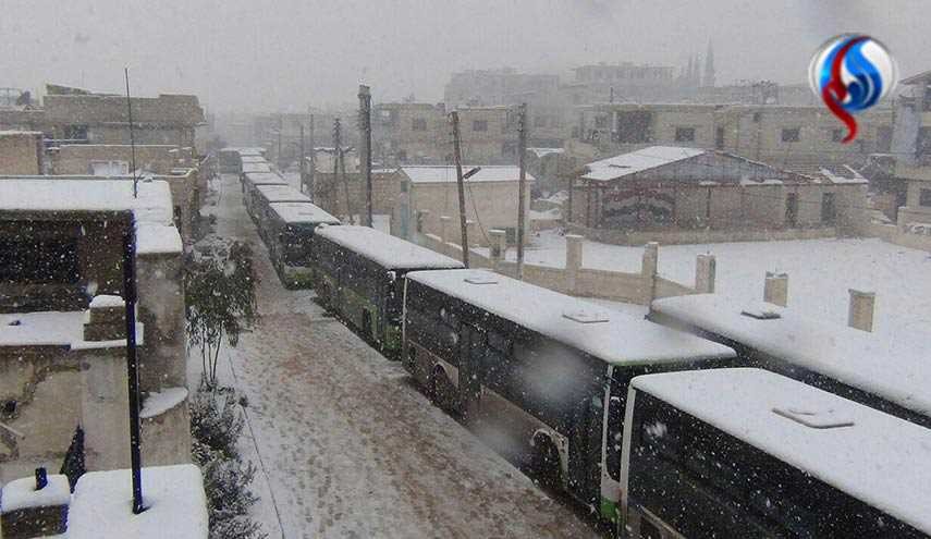 الفوعة وكفريا تكتسيان بالثلج وأنباء عن تأجيل انطلاق الحافلات+صور