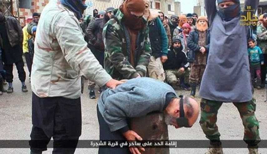 بالصور .. داعش يقطع رأس رجل بتهمة 