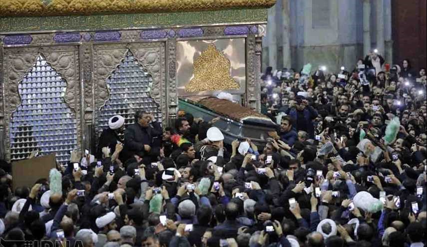 مواراة جثمان الفقيد آية الله هاشمي رفسنجاني داخل ضريح الامام الخميني (رض)