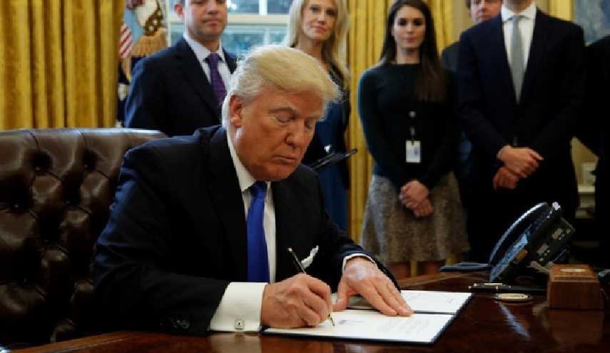 ترامب يوقع مرسوما يمنع دخول المهاجرين واللاجئين من دول مسلمة