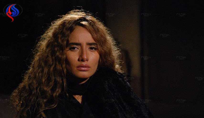 صورة... فنانة شهيرة بملابس رجالية وشارب تثير ضجة كبيرة!