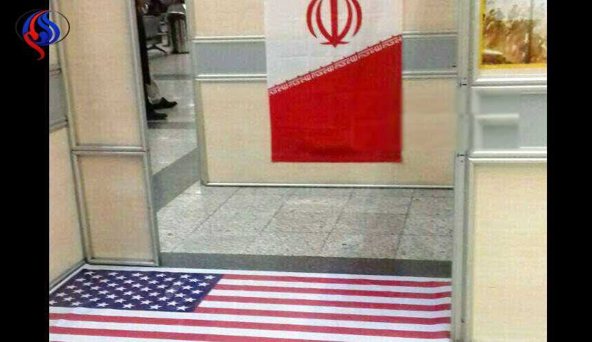 بالصورة.. علم أمريكا تحت اقدام المسافرين في مطار طهران