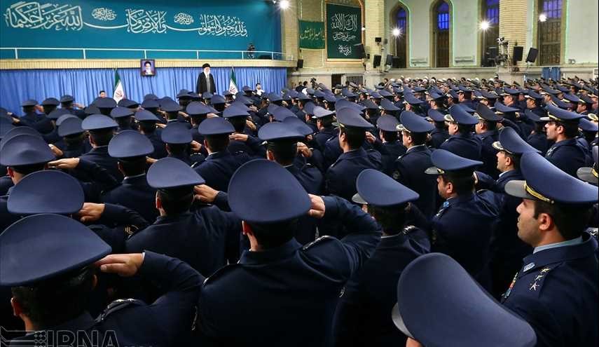 قائد الثورة الاسلامیة یستقبل قادة ومنتسبی القوة الجویة للجیش