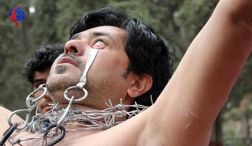 بأسنانه يسحب حافلة ويحني قضيب حديد +صور