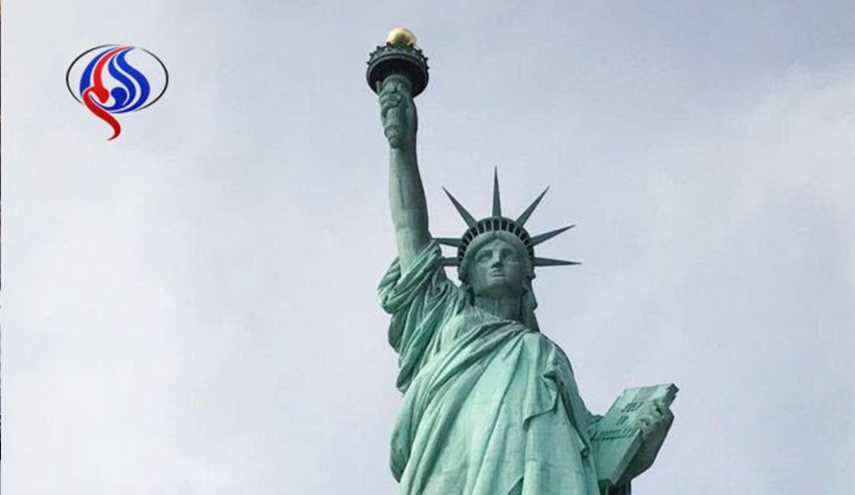 (صورة) .. شاهد ماذا تم تعليقه على تمثال الحرية؟!