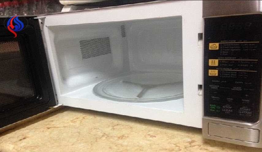 ضعوا فيه البصل وودّعوا الدموع.. 8 فوائد لا تعرفها عن المايكروويف