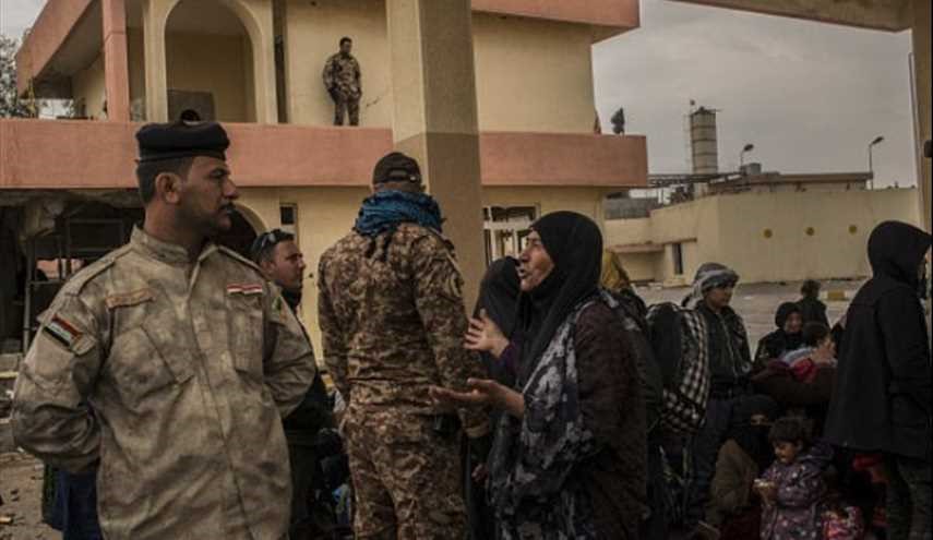 عراقي يفرون من حيث القوات الحكومية المتقدمة في غرب الموصل