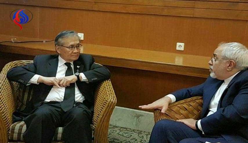 ظريف يؤكد على ضرورة تعزيز التعاون المصرفي بين طهران - بانكوك