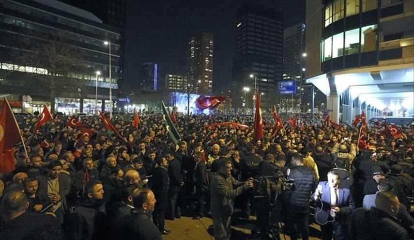 لاهاي تطرد وزيرة تركية وتفرّق بالقوة آلاف المتظاهرين الاتراك