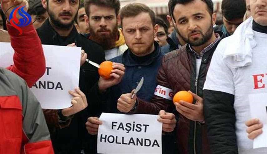 أتراك يهددون الهولنديين بعصرهم وشربهم كـ