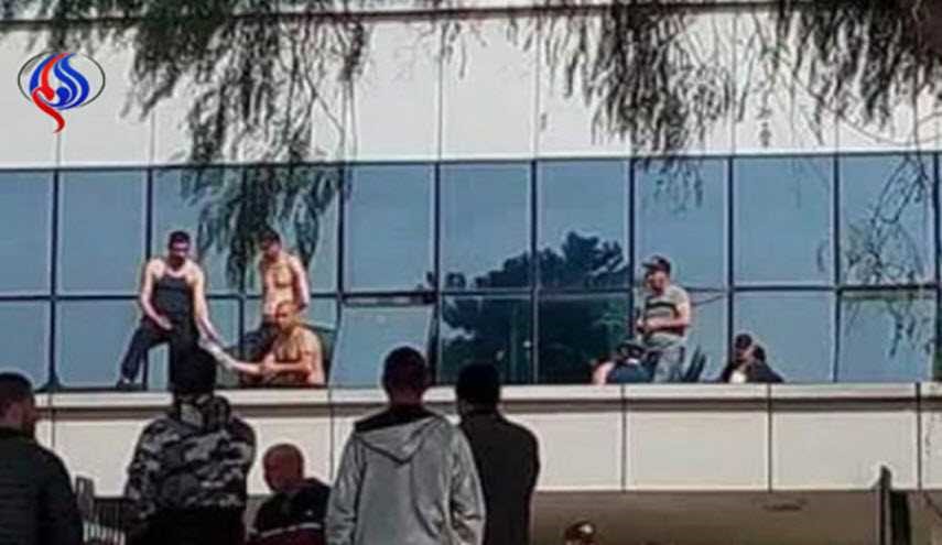 شاهد 7 شبان يحاولون الإنتحار حرقاً.. والسبب?!