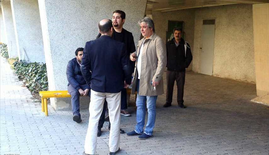 حضور ترانه سرایان در برابر منزل افشین یداللهی/ تصاویر