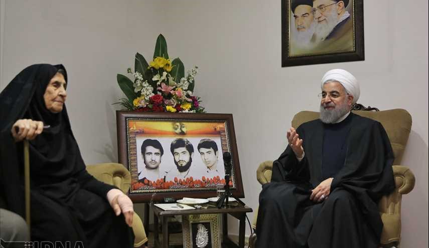 حضور رئیس جمهوری در منزل برادران شهید پالیزوانی/ تصاویر