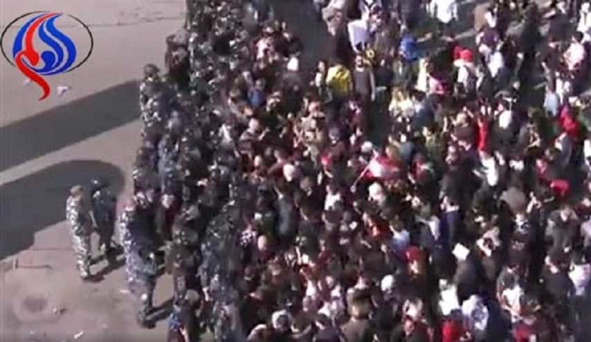 محتجون في بيروت يرشقون موكب الحريري بالحجارة وهكذا جاء الرد!