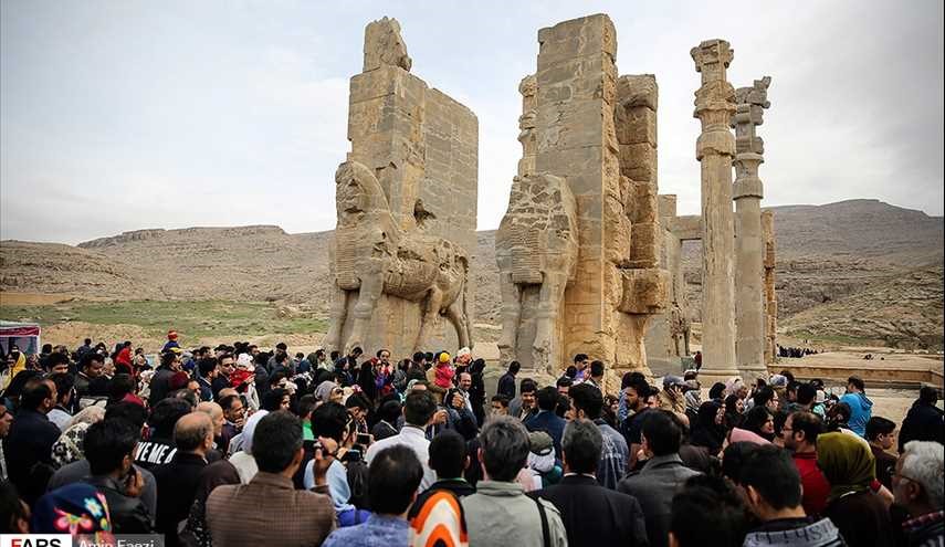 بازدید مسافران نوروزی از تخت جمشید