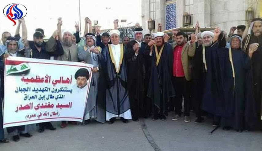 بالصور/ مئات الصدريين يجتمعون في النجف مقابل منزل الصدر