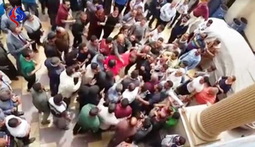بالفيديو.. أهالي طنطا يعتدون على مدير أمن الغربية داخل كنيسة مارجرجس
