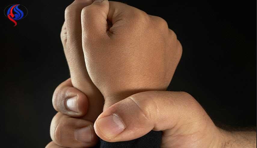 شاهد.. أب يفقد إنسانيته وينهش جسد طفلتيه كحيوان مسعور