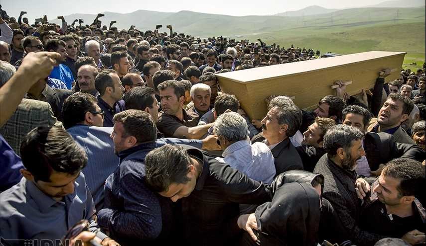 کرمانشاه/خاکسپاری پیکر عارف لرستانی در زادگاهش/ تصاویر